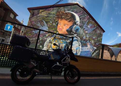 Mural por dos pulgares de nada