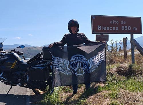 bandera Moteros Norteños en Alto de Biescas