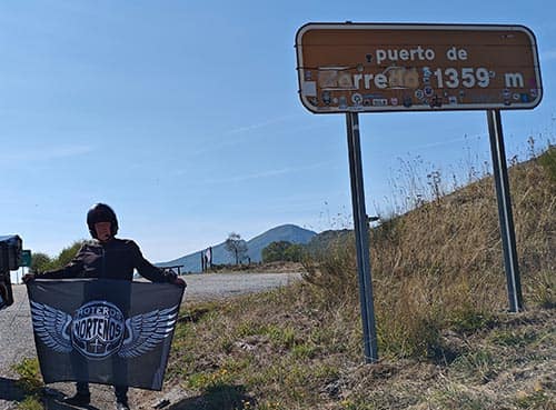 bandera Moteros Norteños en Puerto de Cerredo