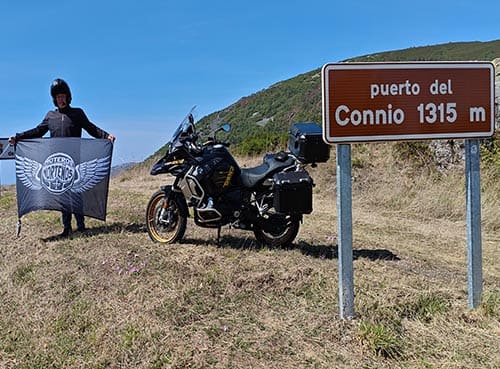 bandera Moteros Norteños en Puerto del Connio