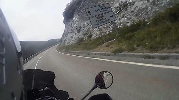 cartel al llegar al final del puerto del pozo de las mujeres muertas