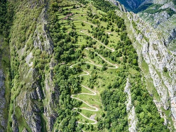 foto que refleja el trazado del alto de Casielles, el Stelvio asturiano